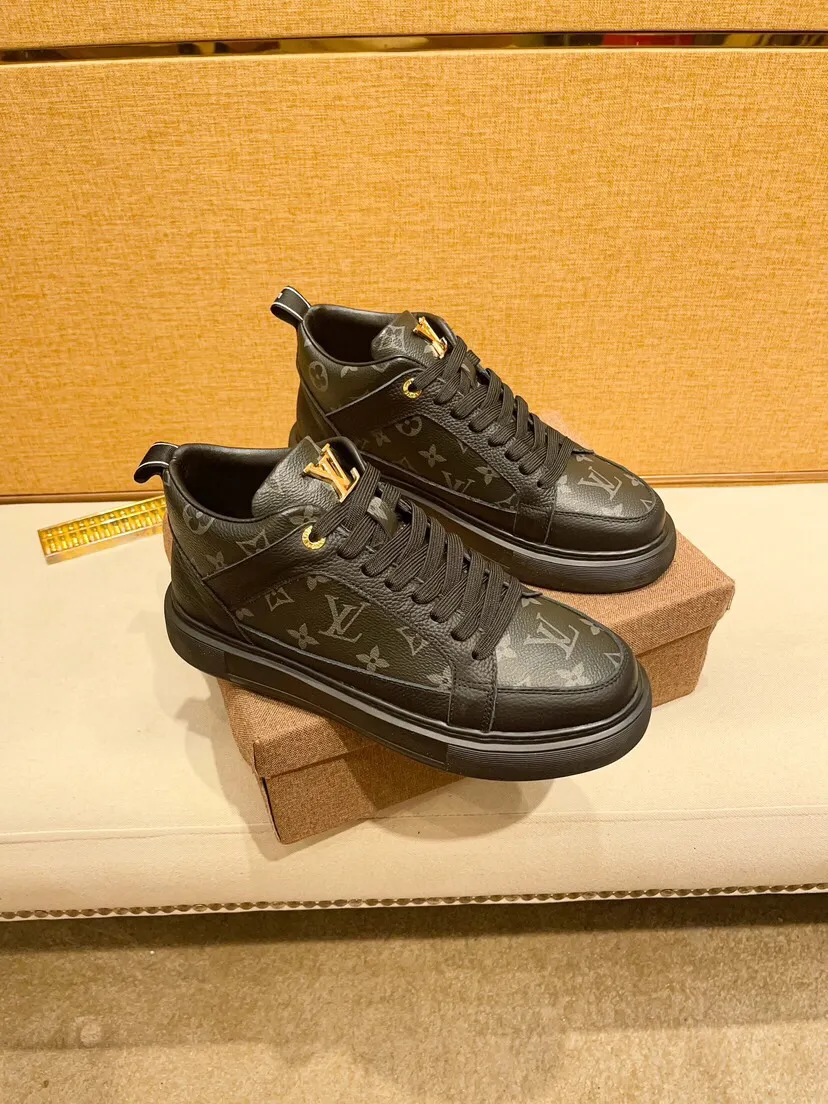 Factory price 460 [LV] Louis Vuitton's latest high-top casual Korean-style men's shoes, brand new autumn and winter design, perfect workmanship, cabinet quality, upper: cowhide material, leather lining; soft and comfortable, rubber outsole super light, wear-resistant, simple, versatile fashion men's shoes, color optional, size 38--44